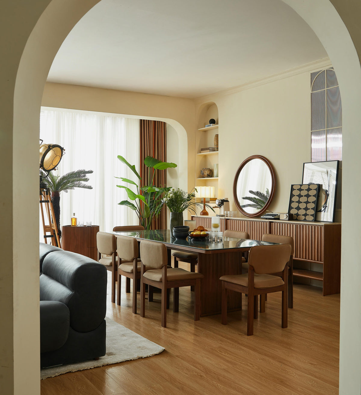 Hotel Paradiso Console Unit